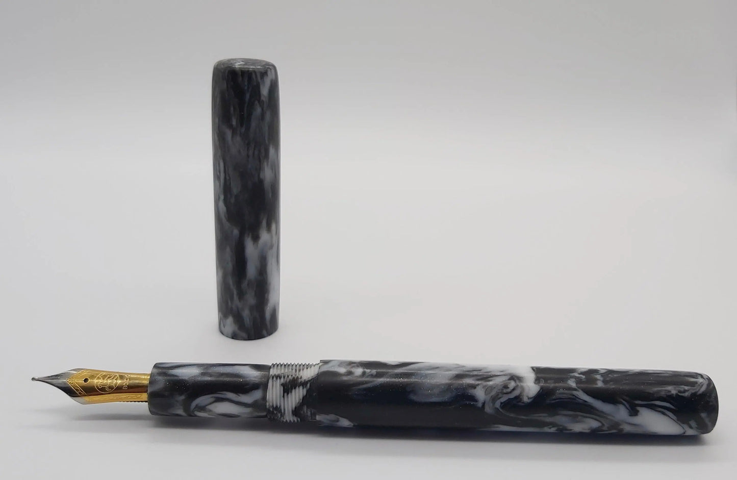 Custom fountain pen in acrylic with Diamond dust DevonPens